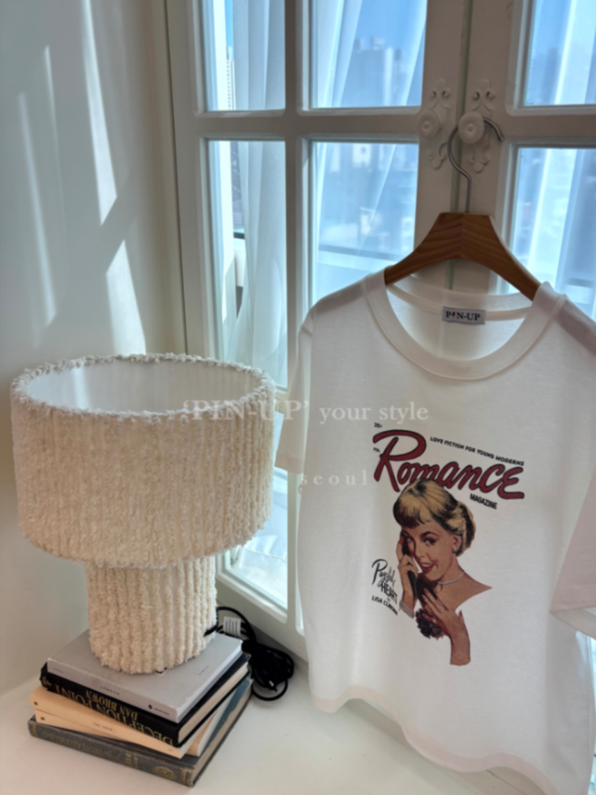 [Preorder] Pin-up romance magazine T-shirt