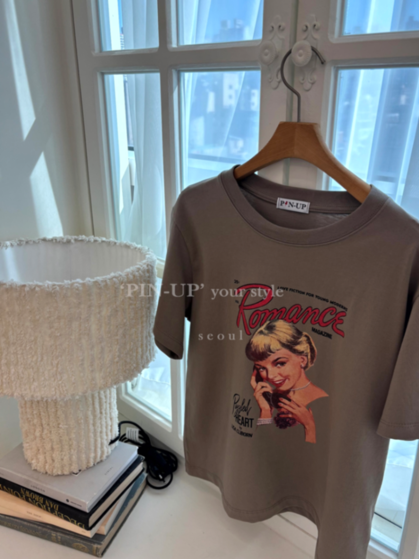 [Preorder] Pin-up romance magazine T-shirt