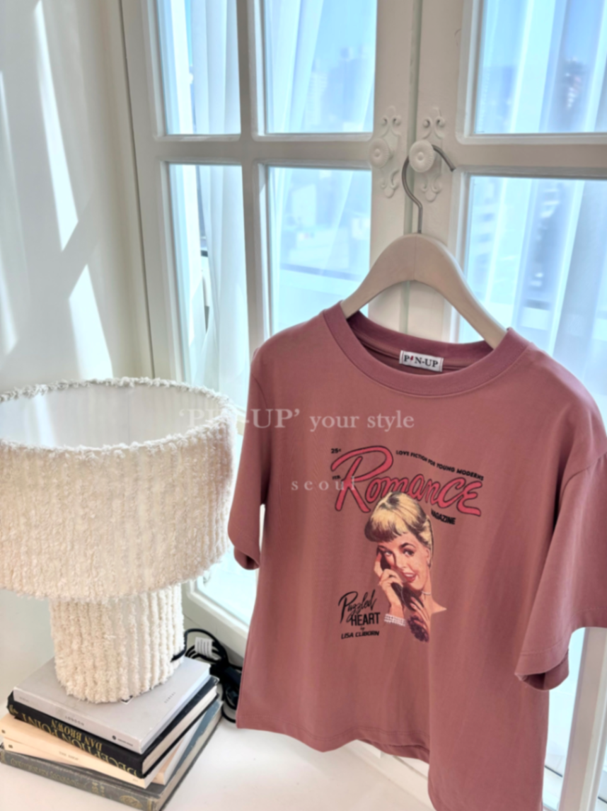 [Preorder] Pin-up romance magazine T-shirt