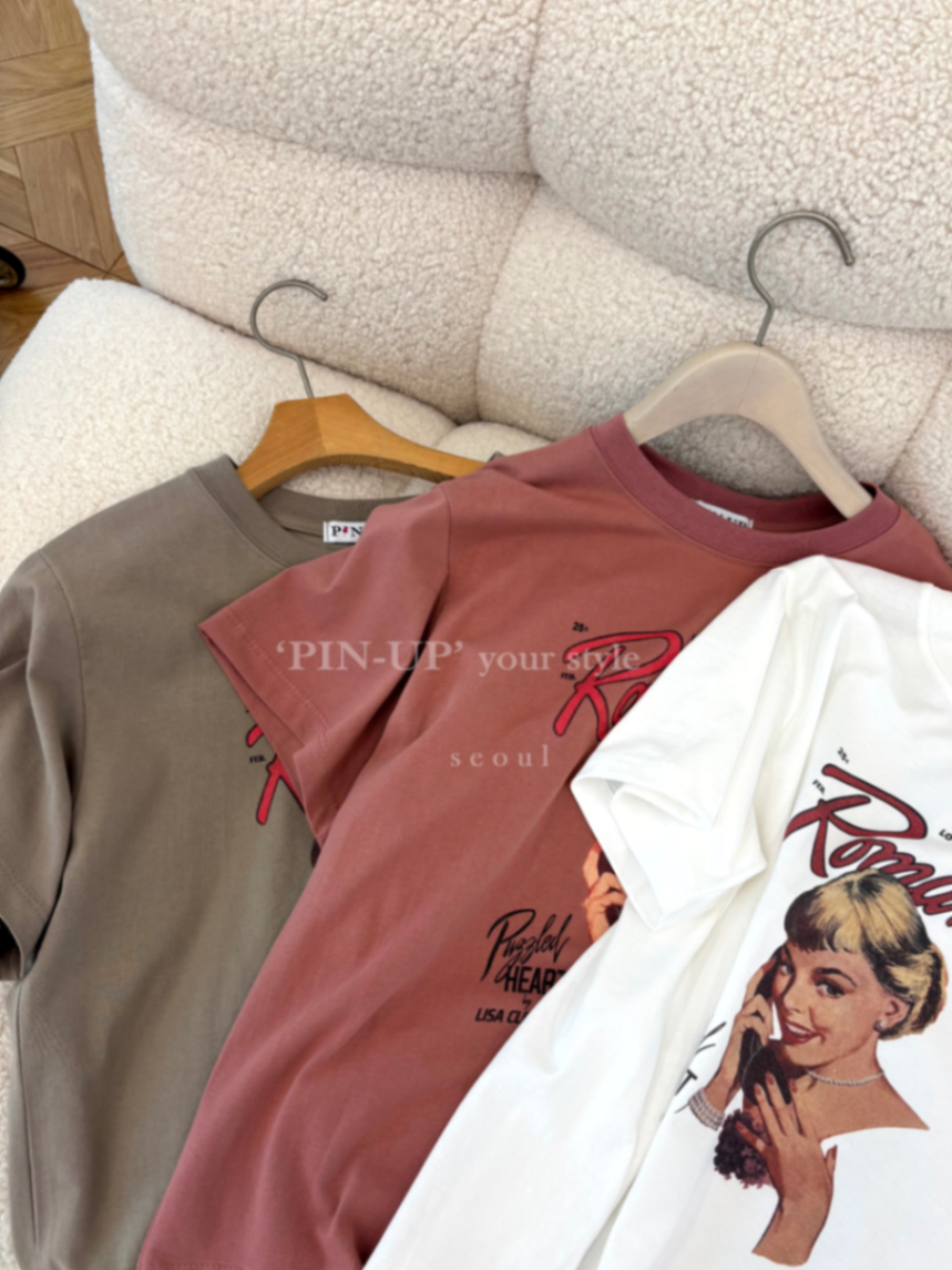 [Preorder] Pin-up romance magazine T-shirt